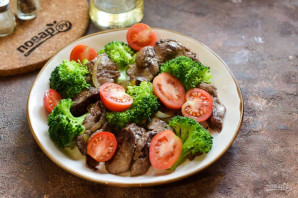 Салат с печенью и брокколи