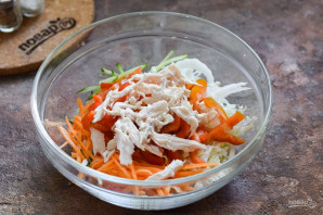 Салат с китайской капустой и курицей