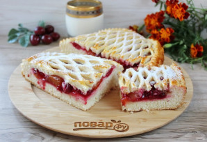 Пирог с вишней и абрикосами