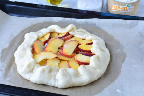 Постный пирог с персиками