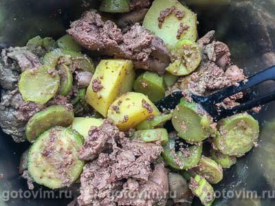 Куриная печень с кабачками, картофелем и паприкой