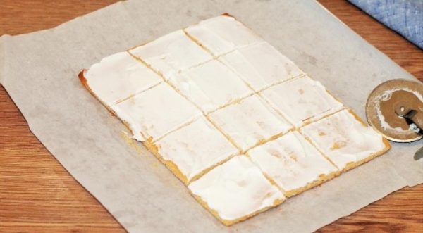 Медовые пирожные с кремом и джемом, пошаговый рецепт с фото