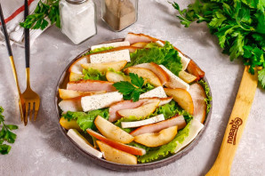 Салат с грушей и беконом