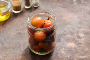 Помидоры с базиликом и медом на зиму