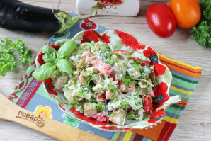 Салат с жареными баклажанами и свежими помидорами