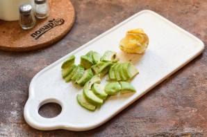 Салат с авокадо и перепелиными яйцами