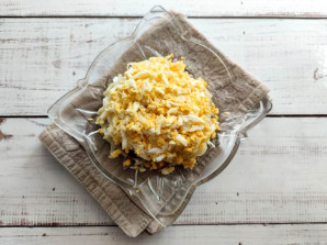 Слоеный салат с яблоками и сыром