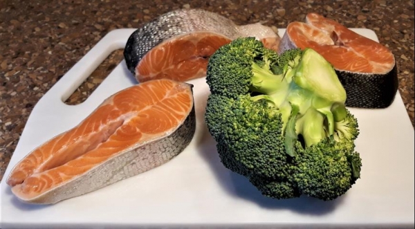 Лосось в сливках с брокколи, шпинатом, и помидорами черри, пошаговый рецепт с фото