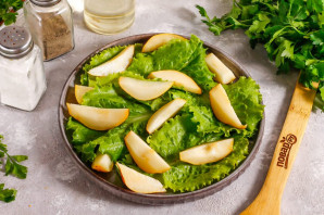 Салат с грушей и беконом