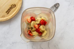 Бананово-ягодный смузи