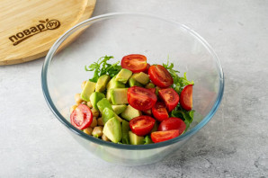 Салат с рукколой и нутом