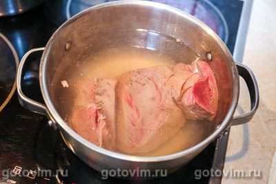 Салат из говяжьего сердца с яйцом, маринованным луком и сладким перцем
