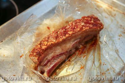 Свиная грудинка с соусом из хрена и яблок