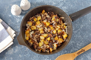 Пирог с маринованными грибами и картофелем Пирог с маринованными грибами и картофелем