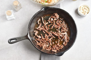 Салат с рисовой лапшой