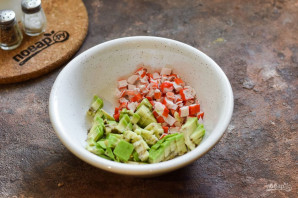 Брускетты с крабовыми палочками и авокадо
