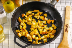 Шоколадные блинчики с карамельными яблоками