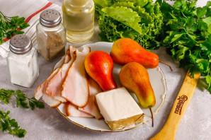 Салат с грушей и беконом