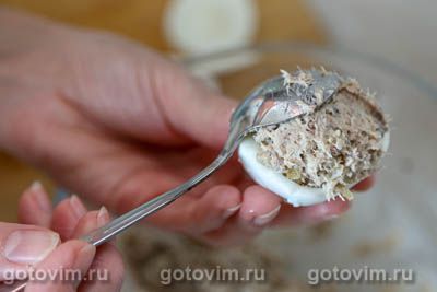 Яйца, фаршированные консервированной рыбой