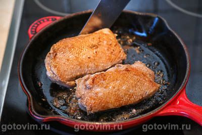 Утиные грудки с соусом из калины