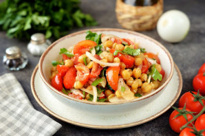 Салат с нутом и помидорами
