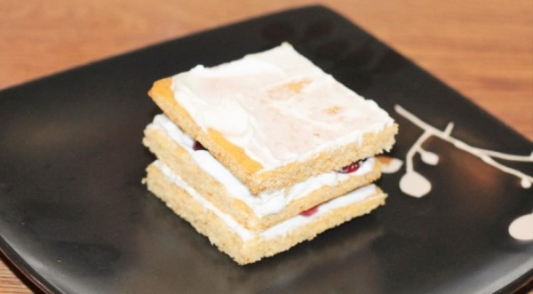 Медовые пирожные с кремом и джемом, пошаговый рецепт с фото