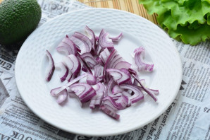 Салат с авокадо и маслинами