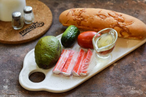 Брускетты с крабовыми палочками и авокадо