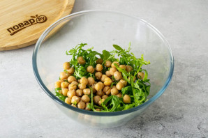 Салат с рукколой и нутом