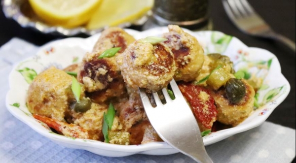Рыбные фрикадельки в сливочном соусе с каперсами и маринованными огурцами, пошаговый рецепт с фото