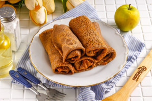 Шоколадные блинчики с карамельными яблоками