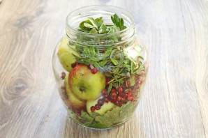 Моченые яблоки с брусникой