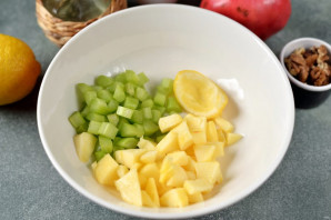 Салат с сельдереем и гранатом