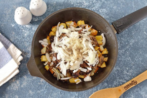 Пирог с маринованными грибами и картофелем Пирог с маринованными грибами и картофелем