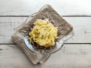 Слоеный салат с яблоками и сыром