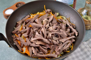 Свиное сердце с фасолью и грибами