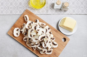 Простой салат с шампиньонами жареными