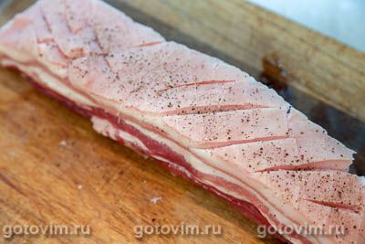 Свиная грудинка с соусом из хрена и яблок