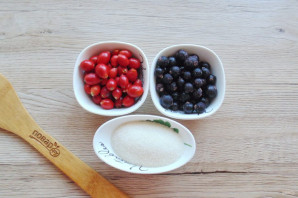 Компот из шиповника с черной смородиной Компот из шиповника с черной смородиной