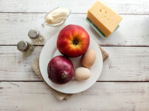 Слоеный салат с яблоками и сыром