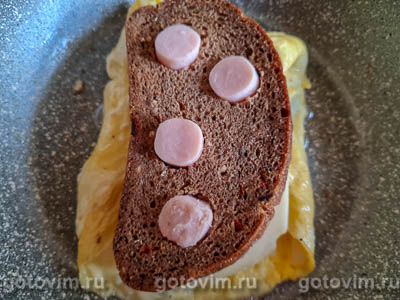 Двойной горячий бутерброд с сосисками и яичницей
