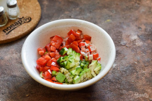 Брускетты с крабовыми палочками и авокадо