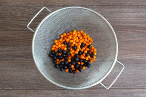 Компот из облепихи и черноплодной рябины