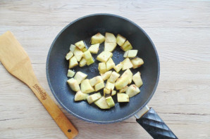Салат с жареными баклажанами и свежими помидорами