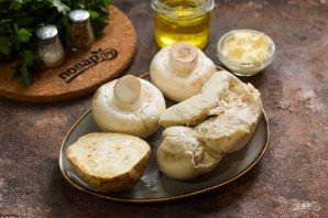 Салат из курицы, грибов и сельдерея