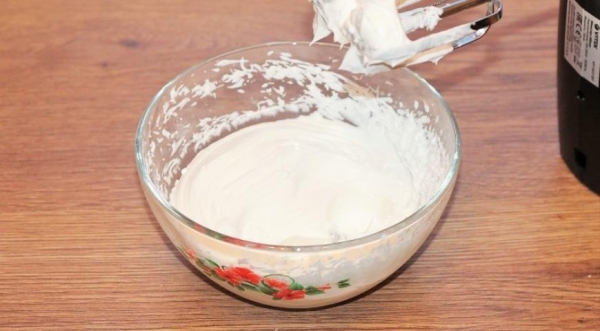 Медовые пирожные с кремом и джемом, пошаговый рецепт с фото