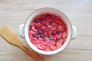 Вишневое варенье с яблоками