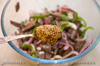 Салат из говяжьего сердца с яйцом, маринованным луком и сладким перцем