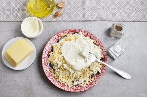 Простой салат с шампиньонами жареными