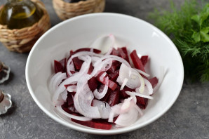 Маринованная свекла с селедкой